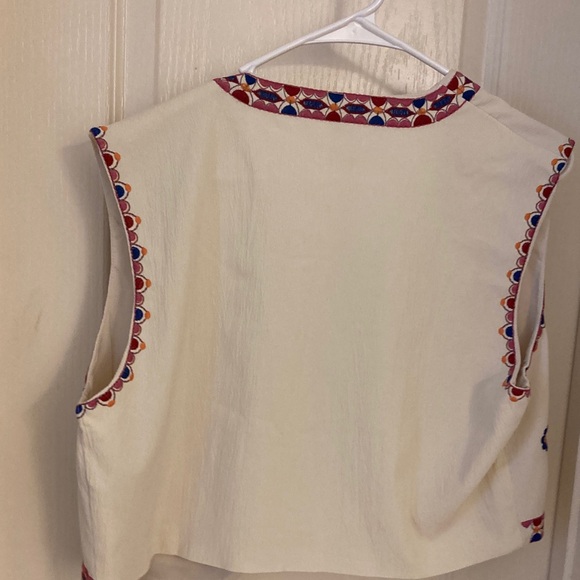 Floral Embroidered Vest - Picture 10 of 11